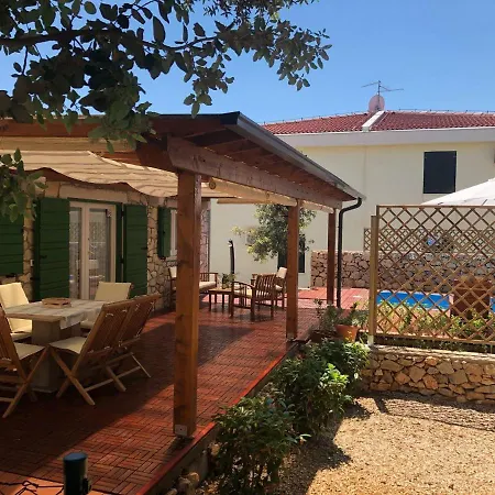 Bungalow-mit-pool-in-mandre