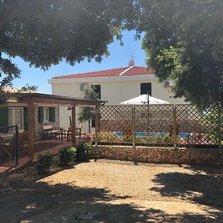 Bungalow-mit-pool-in-mandre Holiday home
