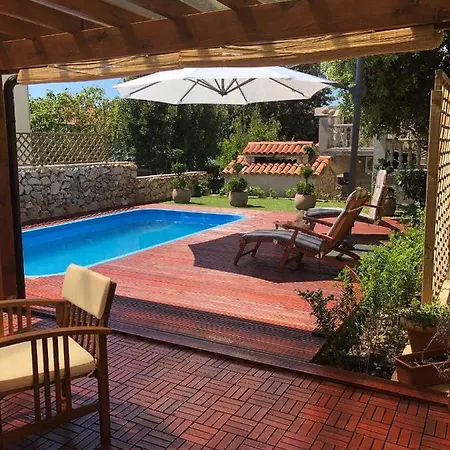 Bungalow-mit-pool-in-mandre Prázdninový dům *