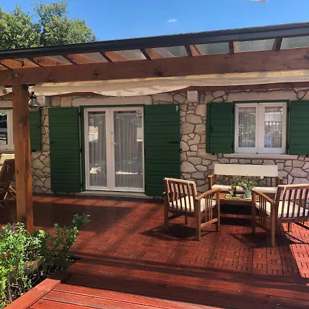 Bungalow-mit-pool-in-mandre *